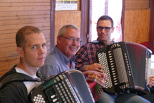 Bruno Hess, Franz Hess und Pascal Hess spielen in der Alphütte auf
